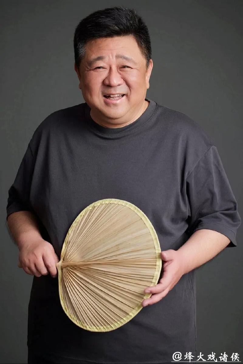 57岁梁冠华：不碰烂戏、不装嫩，凭什么越老越吃香？中年男演员的脸被打肿了