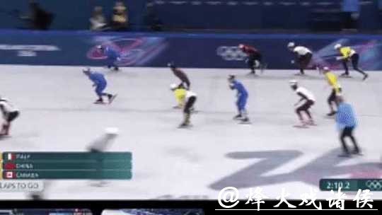 米兰冰面上意大利夺下短道混合接力首金，中国队从领先到第4，最大的幕后指挥竟是38岁的中国教练齐梦瑶，这一刻既刺痛也振奋