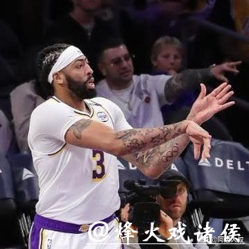 詹姆斯32+7+6福克斯31分 湖人险胜国王3连胜