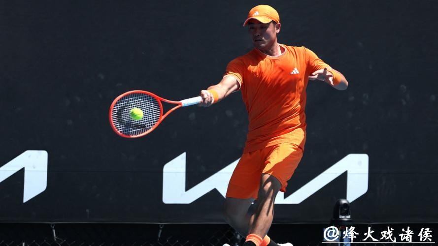 拿下职业生涯澳网正赛首胜！吴易昺四盘激战胜出晋级