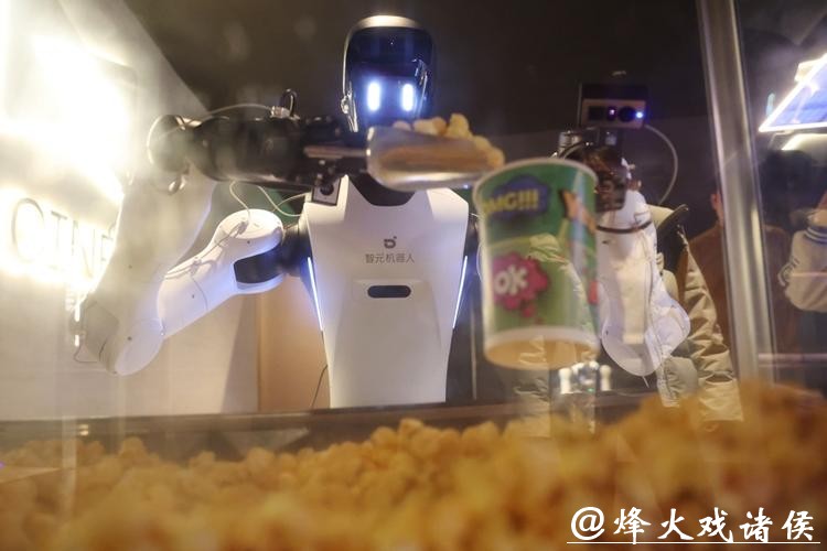 【城事】AI机器人“入职”影院，负责检票巡场配送爆米花，比人力成本低得多