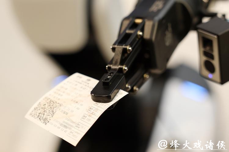 【城事】AI机器人“入职”影院，负责检票巡场配送爆米花，比人力成本低得多