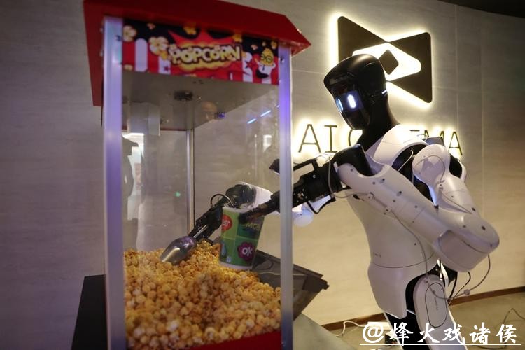 【城事】AI机器人“入职”影院，负责检票巡场配送爆米花，比人力成本低得多