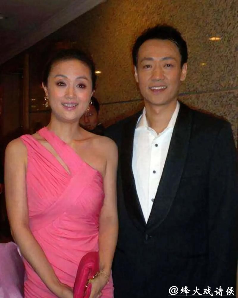 左边辛柏青，右边具俊晔；同样失去爱人，辛柏青默默怀念朱媛媛的痛苦已然显现