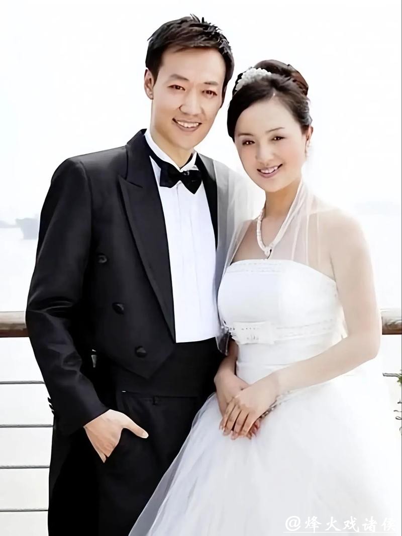 左边辛柏青，右边具俊晔；同样失去爱人，辛柏青默默怀念朱媛媛的痛苦已然显现